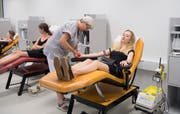 Zur Zeit rücken nicht genug junge Blutspenderinnen und Spender nach. (Bild: Ralph Ribi)