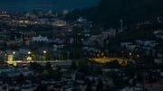 Das Flutlicht des Stadion Kleinfeld ist abends weit herum sichtbar – hier der Blick vom Sonnenberg. (Bild: Dominik Wunderli, Kriens, 3. Mai 2019)