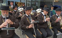 Die Blaskapelle Alpnach spielt zur Unterhaltung auf.