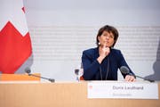 Bundesrätin Doris Leuthard spricht an der Medienkonferenz über ihren Rücktritt. (Bild: Anthony Anex/Keystone)