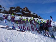 Nachwuchstrainer Urs Hermann (rechts) mit den JO-Kindern im Herbstlager auf dem Gletscher im Pitztal. Die Woche war einer der Höhepunkte im Vereinsjahr des Skiclubs Ulisbach. (Bild: PD)