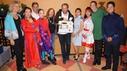 Elias Ettlin von «grenzen-los.ch» (Mitte) mit Teilnehmenden des Benefiz-Anlasses im Seedamm-Zentrum in Pfäffikon SZ. (Bild: PD)