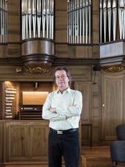 Ein Porträt von dem Domorganisten Willibald Guggenmos und den beide Orgeln.
