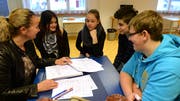 Franziska Stöckli arbeitet mit ihren Schützlingen in der Frauenfelder Time-out-Klasse. (Bild: Nana do Carmo, 12 Dezember 2013)