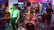 Die Schülerbands zeigen sich anlässlich der Semesterend-Party im «Heaven» von ihrer besten Seite. (Bild: Christoph Heer)