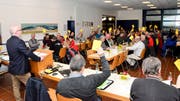 Durch die Delegiertenversammlung vom Schützenverband Region Hinterthurgau führt Präsident David Jenni (links, stehend). 51 Stimmberechtigte verfolgen die Abarbeitung der traktandierten Geschäfte. (Bild: Christoph Heer)