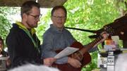Daniel Stamm (r.) und der neue Präsident Alexander Früh stimmen das Pfadiheim-Lied an. (Bild: Christoph Heer)