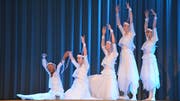 Das Ballerina-Quintett zeigt den Zuschauern mit der Aufführung «Eisblumen» das bei ihrer Lehrerin Gaby Sax Erlernte. (Bild: Sara Carracedo)