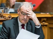 Verteidigungsminister Guy Parmelin beugt sich im Nationalratssaal über seine Akten. (KEYSTONE/Alessandro della Valle, (Bern, 5. Juni 2018))