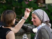 Theaterschneiderin Maude Vuilleumier beträufelt Yvonne Gossweiler mit etwas Wasser (Bild: Manuel Nagel)