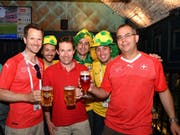 Sie trinken Bier in Rostow vor dem Match gegen Brasilien: die Thurgauer Kantonsräte Pascal Schmid, Didi Feuerle und Urs Martin. (Bild: Manuel Nagel)