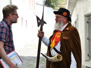 Produzent Heikko Böhm bespricht sich mit Nachtwächter Sepp Rusch. (Bild: Manuel Nagel)