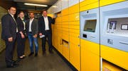 Daniel Dema und Janine Knup von der Post, sowie die beiden Politiker, Amriswils Stadtpräsident Gabriel Macedo und Nationalrat Hansjörg Brunner, schauen sich die neue Paketstation bei der Post Amriswil an. (Bild: Manuel Nagel)