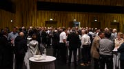 Nach der Podiumsdiskussion trafen sich die 17 Teilnehmer im Pentorama zum Apéro Riche und betrieben Networking. (Bild: Manuel Nagel)