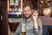 Der Autor erfreut sich an der Musikauswahl, die die Jukebox im Hintergrund bietet.(Bild: Nadia Schärli, Luzern, 1. Oktober 2019)