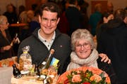 Claudio Imhof darf von Gemeindepräsidentin Priska Rechsteiner einen Geschenkkorb und Blumen entgegennehmen. (Bild: Manuel Nagel)