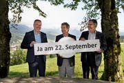 Sie setzten sich stellvertretend für alle Obwaldner Gemeinden für ein Ja ein: Der Sarner Gemeindepräsident Jürg Berlinger, Beat von Wyl, Gemeindepräsident von Giswil und Vorsitzender der Gemeindepräsidienkonferenz, und Marcel Moser, Finanzchef und Gemeindevizepräsident von Alpnach. (Bild: Corinne Glanzmann, Sachseln, 3. September 2019)