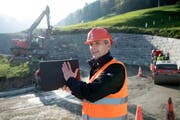 Niklaus Studer erklärt den Stand der Arbeiten an der Wiesenbergstrasse. (Bild: Corinne Glanzmann (Dallenwil, 9. Oktober 2018))