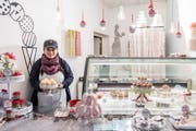 Nela Bildstein und ihr Mann verkaufen im Lokal der Gelateria dell’Alpi beim Luzerner Helvetiagärtli vorübergehend Cupcakes. (Bild: Nadia Schärli (20. November 2018))