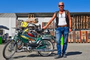Ralf Eggenschwiler (52) aus Bottighofen posiert mit seinem Puch. (Bild: Manuel Nagel)