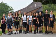 Lehrer Stefan Klocker (grünes T-Shirt) läuft mit seiner Klasse den letzten Übungsmarsch – von Weinfelden nach Amriswil. (Bild: Manuel Nagel, 29. August 2018)