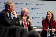 Der ehemalige österreichische Vizekanzler Reinhold Mitterlehner (links), Bundesrat Johann Schneider-Ammann (Mitte) und Moderatorin Katja Gentinetta am Montagabend am Europa-Forum im KKL Luzern. (Bild: Nadia Schärli (12. November 2018))