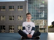 Maximilian Janisch auf dem Campus Irchel der Uni Zürich. Im Hintergrund ist das Gebäude Y27 zu sehen, in dem Mathematik unterrichtet wird. (Bild: Roger Grütter (Zürich, 4. Oktober 2018))