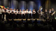 Das passte: Der Männerchor Sachseln-Giswil im gemeinsamen «Duett» mit der Cleanton Jazz Band. (Bild: Richard Greuter (Sachseln, 27. Oktober 2018))