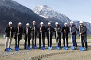 Nun konnten die Verantwortlichen von Kanton, Gemeinde, der Baufirma sowie der neu angesiedelten Firma den Spatenstich vollziehen. (Bild: Florian Arnold)