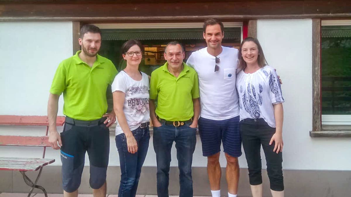 Nach Finalmarathon in Wimbledon: Roger Federer entspannt ...