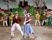 Gene Kelly und Leslie Caron in der berühmten Tanzszene aus "An American in Paris" von 1951. (Bild: Alamy)