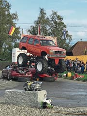Ein Monstertruck zermalmt Autos an einer Show ins Sins im Herbst 2017. (Bild: PD/Manuela Gisler)