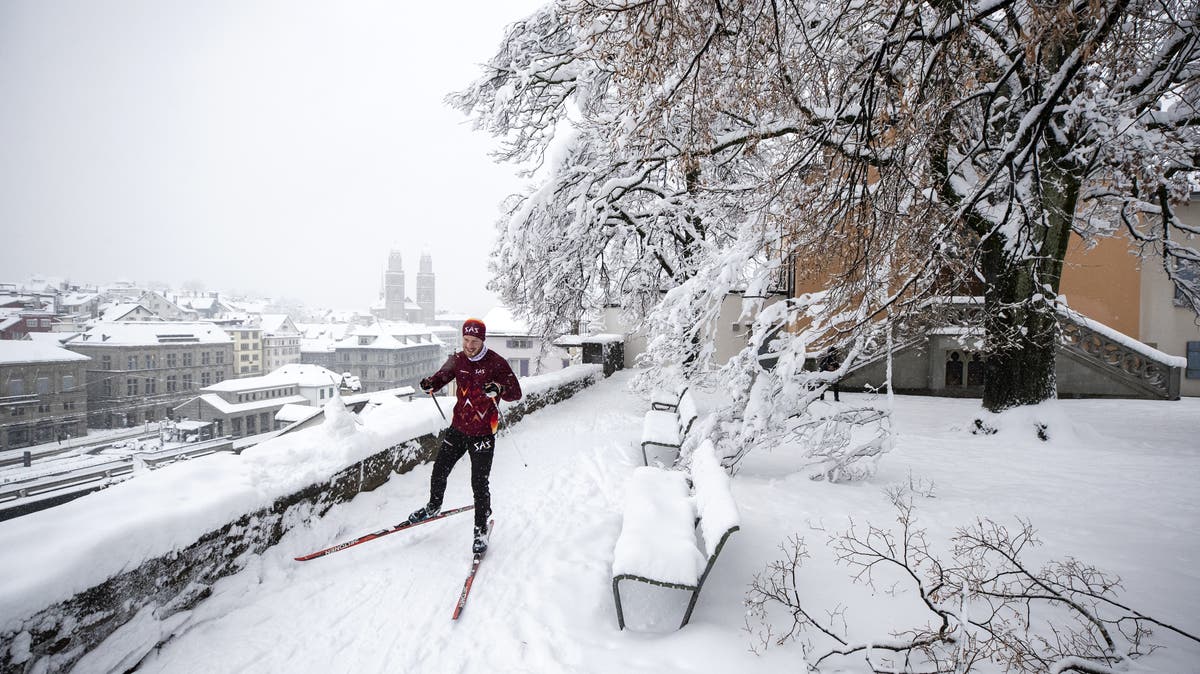 Das Mittelland Versinkt Im Schnee Weiterhin Keine Trams Und Busse In Zurich