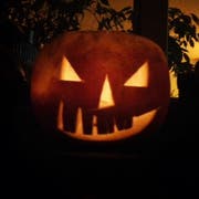 Ein Halloween-Kürbis. Dass Kinder am 31. Oktober von Haus zu Haus ziehen und um Süssigkeiten betteln, kam bei einem 39-jährigen Mann nicht gut an. (Bild: PD)