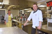 Wirtin Monika Thory, Küchenhilfe Nelly und Juniorchef Alexander Thory in der neuen Küche des Restaurants Weinberg. (Bild: Mario Testa)
