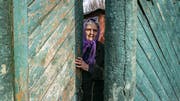 Nur noch wenige sind in den kriegszerrütteten Dörfern in der Ostukraine zurückgeblieben. (AP Photo/Evgeniy Maloletka)