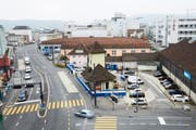 Das Tramhüsli am Centralplatz in Emmenbrücke. Links die Gerliswilstrasse, im Hintergrund die Viscosistadt. (Bild: Jakob Ineichen, 10. Oktober 2018)