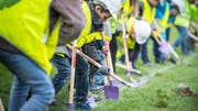 Mit Schaufeln versuchen die Kinder mit dem Aushub für die Turnhalle zu beginnen. Auf Schulbeginn 2020 soll der Bau fertig sein. (Bilder. Andrea Stalder)