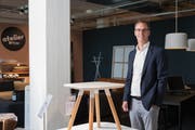Matthias Baumann am Hauptsitz in Suhr inmitten von Atelier-Pfister-Exponaten. Das Unternehmen fördert Schweizer Jungdesigner, welche internationale Präsenz erreichen. Bild: Roger Grütter (28. Juli 2018)