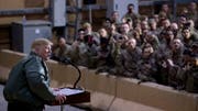 Trump spricht im Hangar eines US-Stützpunktes im Irak zu Soldaten. (Bild: Keystone/AP Photo/Andrew Harnik, 26. Dezember 2018)