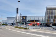 Der Haupteingang des Emmen-Centers. Davor, beim roten Gebäude, befindet sich heute die Tankstelle. (Bild: PD)