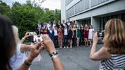 Die harte Arbeit hat sich ausgezahlt, die Zeugnisse sind vergeben: Freude und der Stolz sind den frischgebackenen Absolventen ins Gesicht geschrieben. Bild: Manuela Jans-Koch (Luzern, 21. Juni 2018)