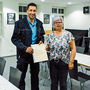 Marco Zampieri (Feuerwehr Steckborn) und Ruth Egger als letzte Vizepräsidentin des Samaritervereins Steckborn-Berlingen. (Bild: Salome Preiswerk Guhl)