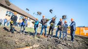 Dreck fliegt durch die Luft: Baubeginn der Genossenschaftswohnungen Linde in Steckborn. (Bilder: Andrea Stalder)