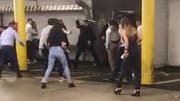 Ein Türsteher schlägt in die Besuchergruppe. (Bild aus Video)
