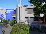 Die beiden Kaminrohre der Holzschnitzelheizung des Wärmeverbunds Sachseln beim Mattli-Schulhaus. (Bild: Romano Cuonz (24.Mai 2018))