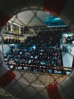 Gemäss der Tradition stiessen alle Finalteilnehmer mit dem Sieger-Whisky an und feierten noch lange weiter. Die nächsten Schweizer Meisterschaften im Poetry Slam werden 2020 in Basel stattfinden. (Bilder: Christian Felber)