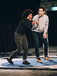 Mit absurden Geschichten über Wimpern und Essen slammten sie die anderen Teams an die Neubadwände: Fatima Moumouni und Laurin Buser (Zum Goldenen Schmied).