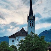 Im Alpnacher Kirchturm soll eine Mobilfunkanlage gebaut werden. (Bild: Markus von Rotz (7. Juni 2018))