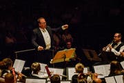 Stefan Roth leitet das Symphonische Blasorchester Kreuzlingen bei seinem Auftritt in der Palau de le Musica in Valencia. (Bild: PD)